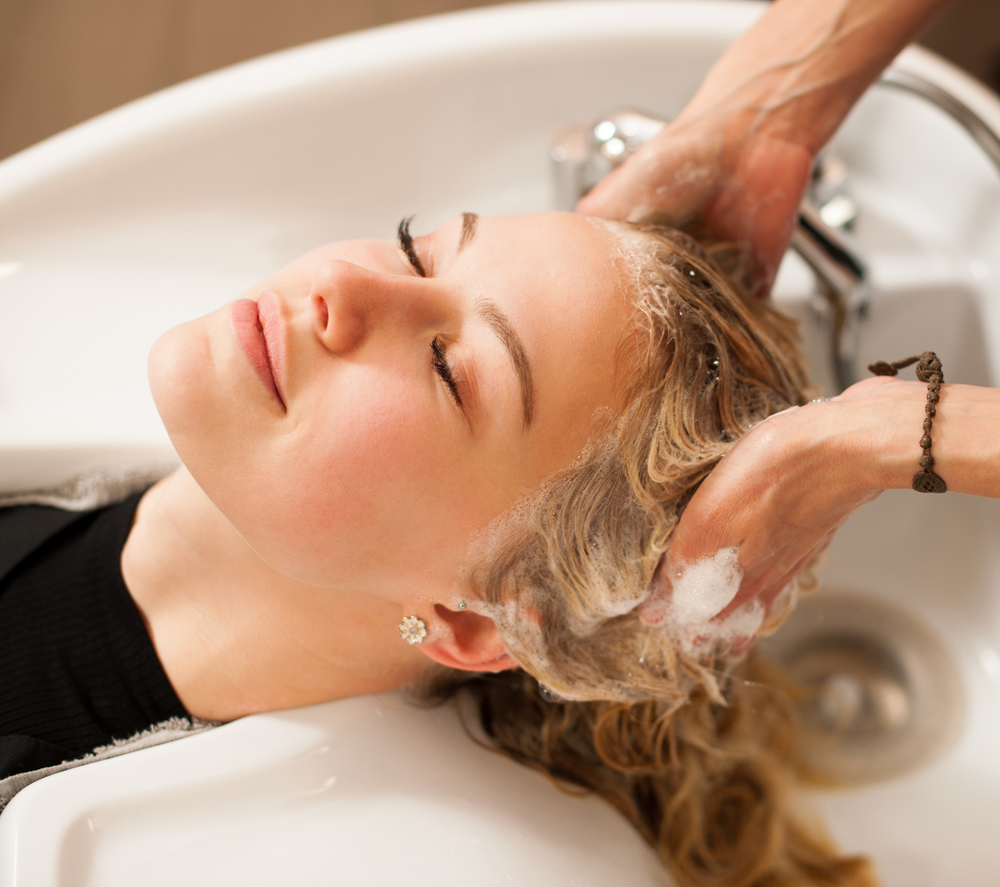 Cronograma capilar: haircare é o novo skincare! woman wash hair smile relaxing bar shampoo