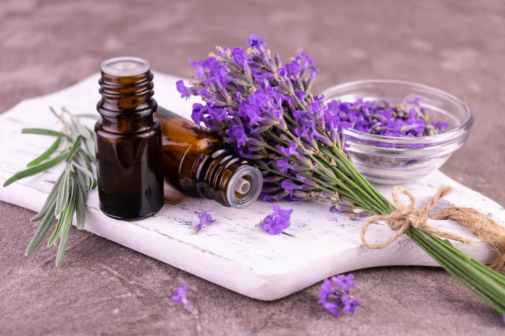 Benefícios da Lavanda: descubra como usar essa maravilha natural Aromaterapia com óleos essenciais de lavanda, incluindo um buquê de lavanda, frascos de vidro com óleos e uma tigela com lavanda seca, em ambiente tranquilo e natural.