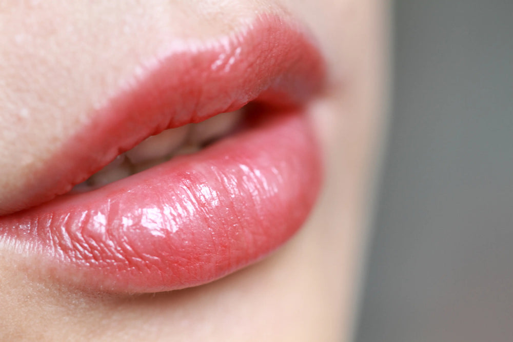 O que é lip balm? Veja pra que serve, os benefícios e qual o melhor Close-up de lábios bem definidos e hidratados de uma pessoa, destacando a beleza natural e o cuidado com a estética dos lábios.
