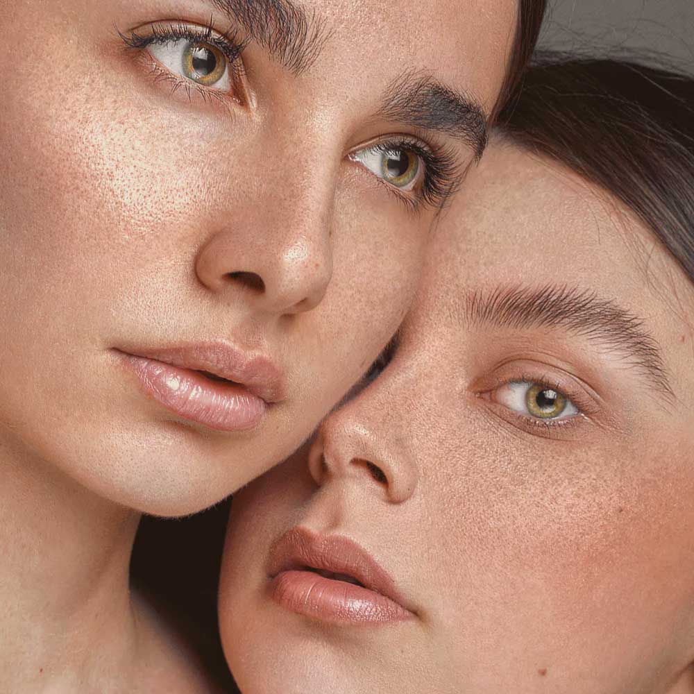 duas mulheres com sardinhas no rosto