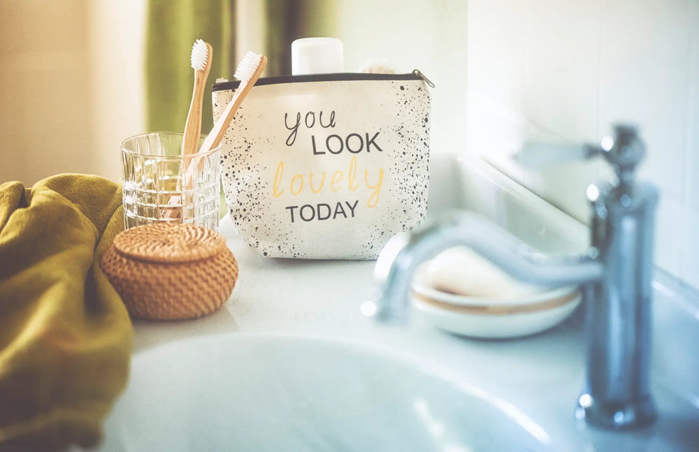 Imagem de um banheiro bem decorado com uma nécessaire que diz 