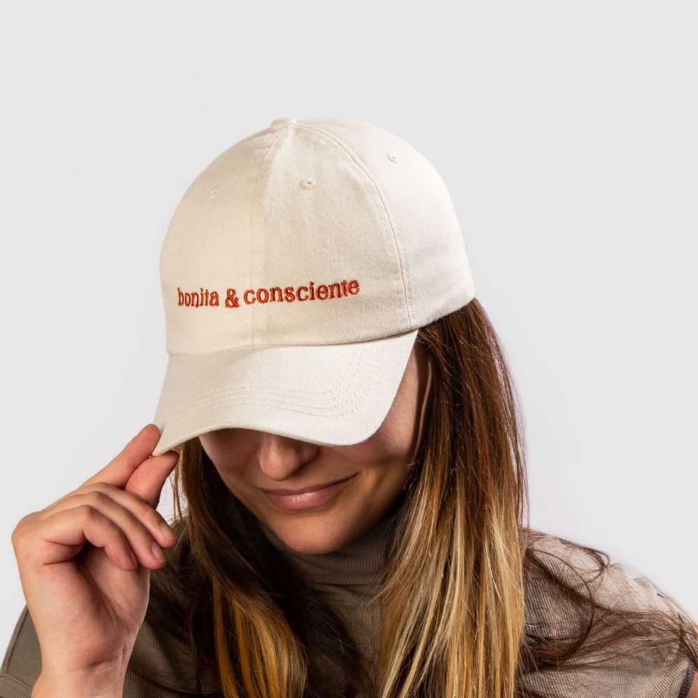 O acessório da estação: bonés bordados.