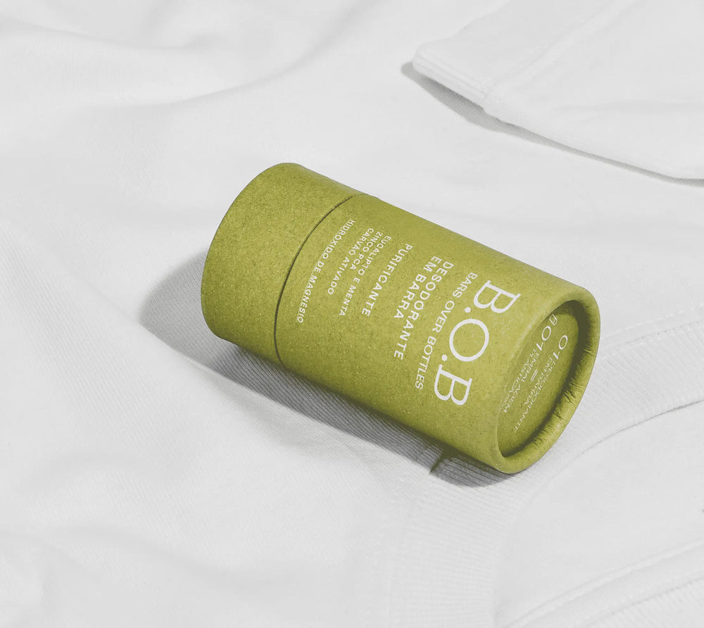 Desodorante em barra da marca B.O.B, com embalagem sustentável, ideal para quem busca produtos naturais e eficazes para cuidados pessoais.