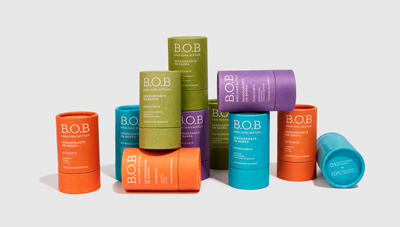 Variedade de desodorantes B.O.B em embalagens coloridas e sustentáveis.