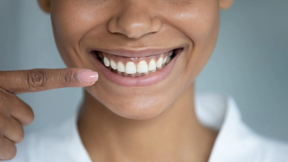 Mulher sorrindo, destacando dentes brancos e saudáveis