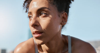 mulher suando após exercício físico