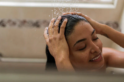 mulher tomando banho no chuveiro