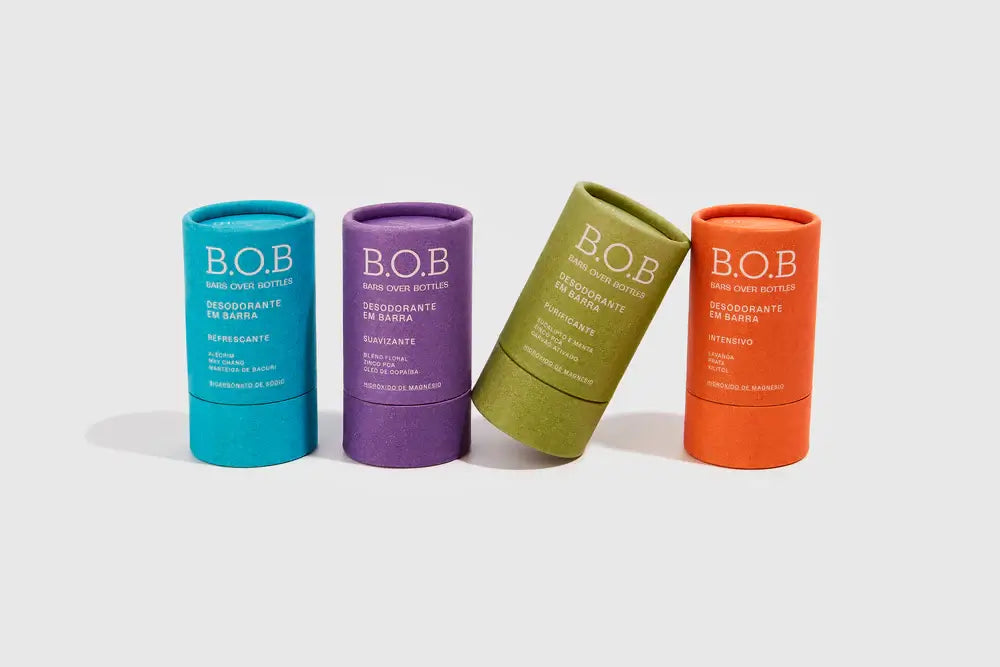 Imagem de quatro desodorantes em bastão da marca B.O.B. com diferentes cores e fragrâncias.
