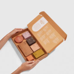 Kit aberto com 3 shampoos, 2 acessórios , 1 barra facial e 1 saboente